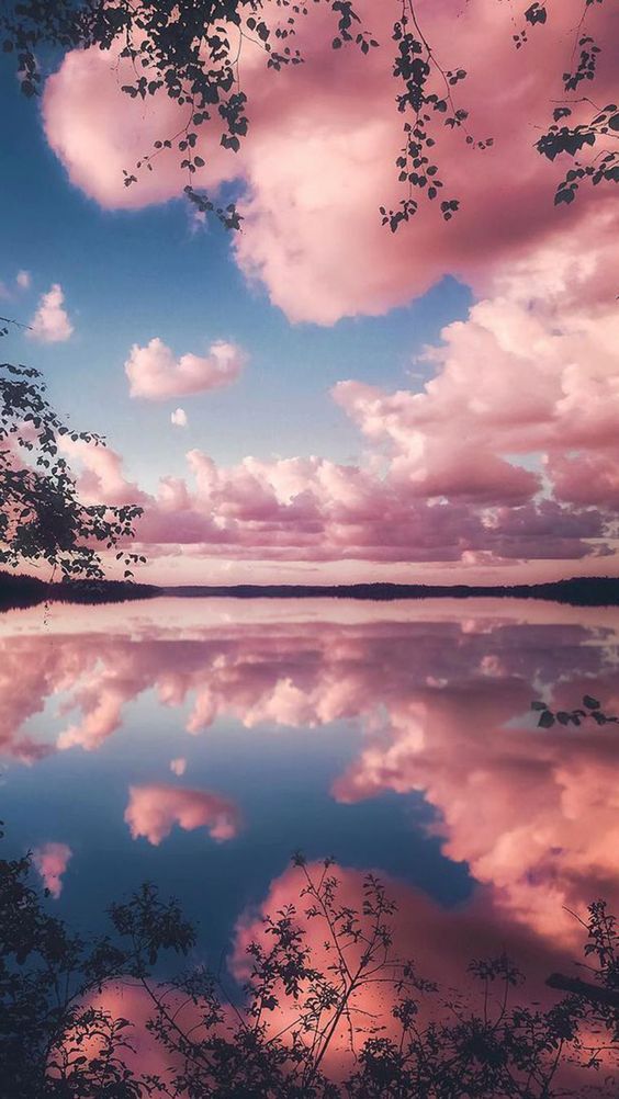 Nuvole rosa e lago con panorama