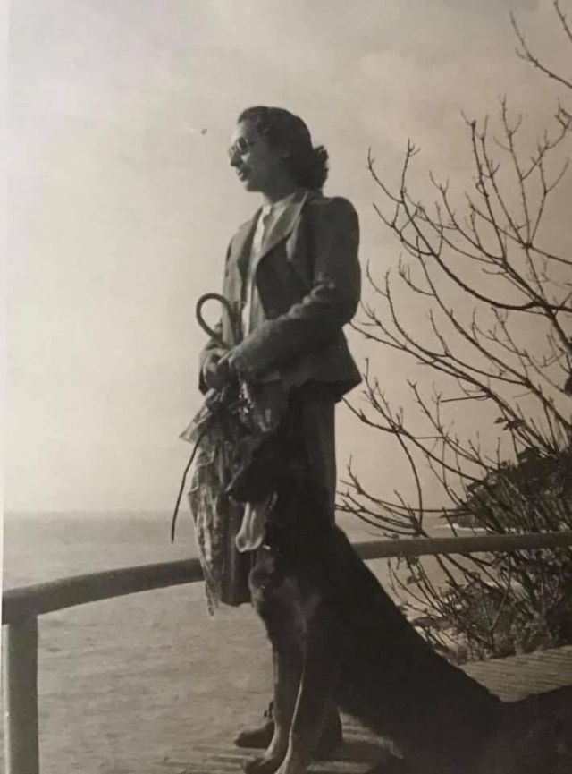 Rita, a Genova-Nervi, con il suo cane pastore 