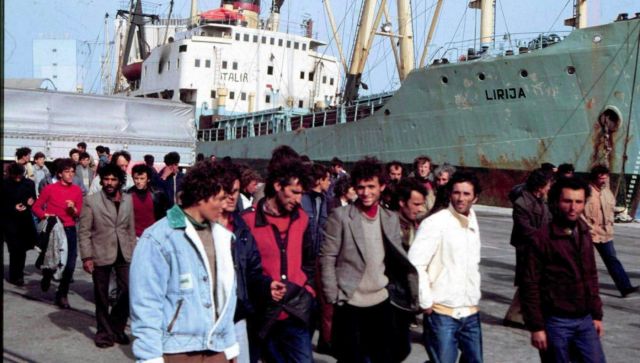 Migranti albanesi.Un momento dello sbarco del 7 marzo 1991 a Brindisi