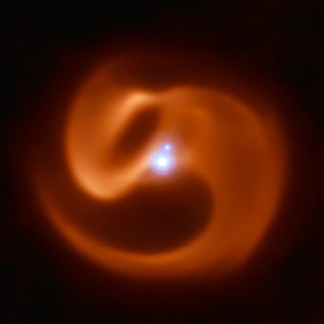 Lo strumento Visir installato sul Vlt (Very Large Telescope) dell’Eso ha catturato questa straordinaria immagine di un massiccio sistema stellare triplo appena scoperto. Crediti: Eso/Callingham et al
