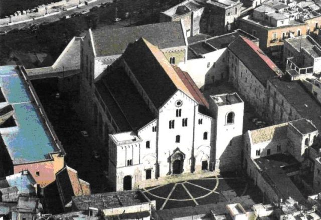 La Basilica di Bari, il luogo e il Graal