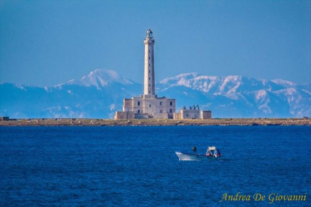 Isola di Sant'Andrea (Gallipoli), sullo sfondo le montagne del Pollino. Foto by Andrea De Giovanni
