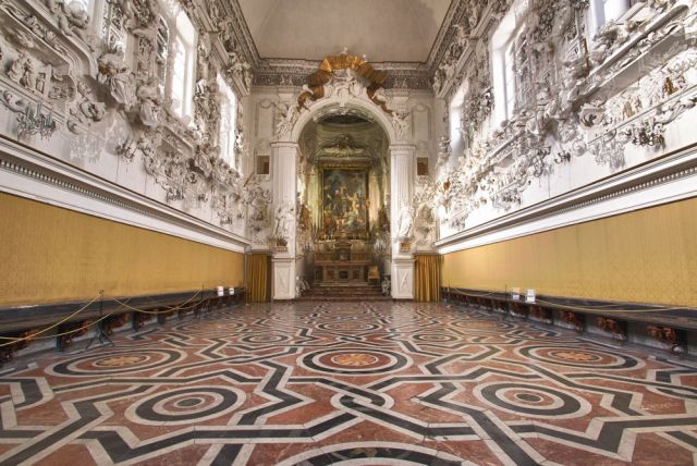 Gli spazi sacri nel Barocco. Stucchi e intarsi