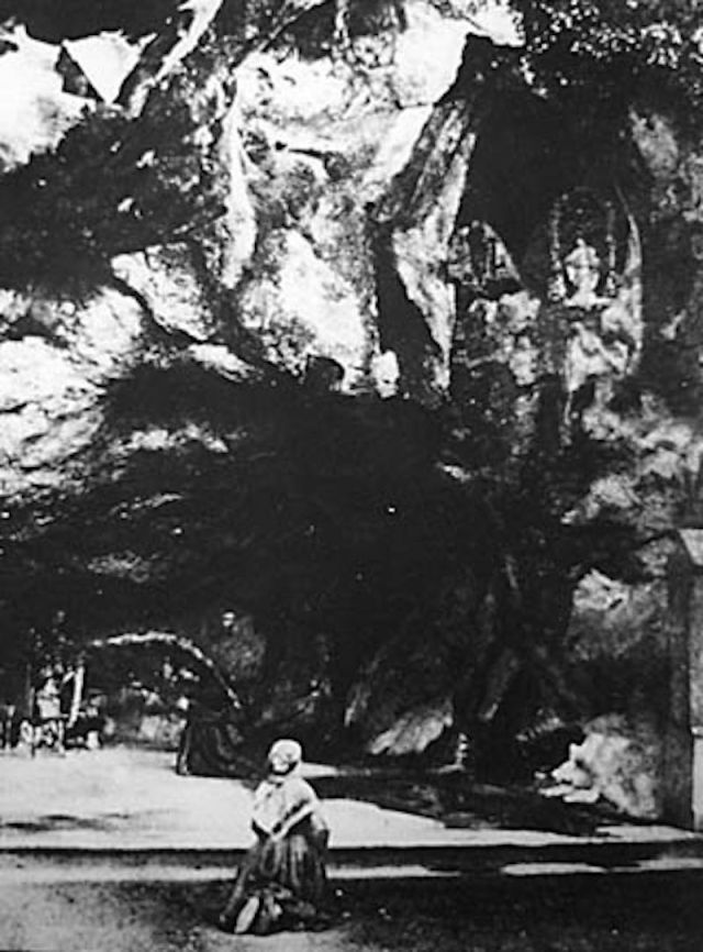 Bernadette alla grotta di Massabielle in una foto del 1863