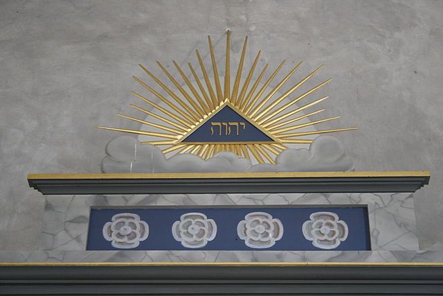 Triangolo con la scritta YHWH come simbolo di Dio sopra l'altare della chiesa di Ballum , Schleswig settentrionale
