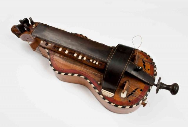 Ghironda, cordofono a corde strofinate da un disco, di origine medievale