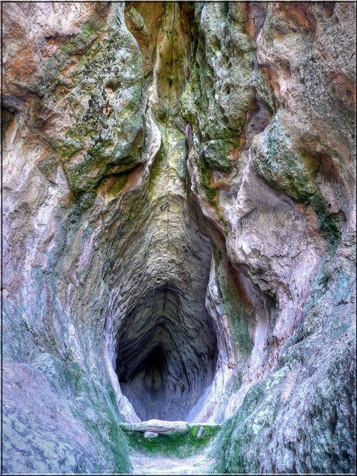 La Grotta dell’Utero, conosciuta anche come “Cave Vulva” o The Womb, rappresenta una fessura orizzontale naturale nella roccia che ricorda una vulva. Si trova nei pressi del paese di Nenkovo, nella regione di Kardzhali in Bulgaria