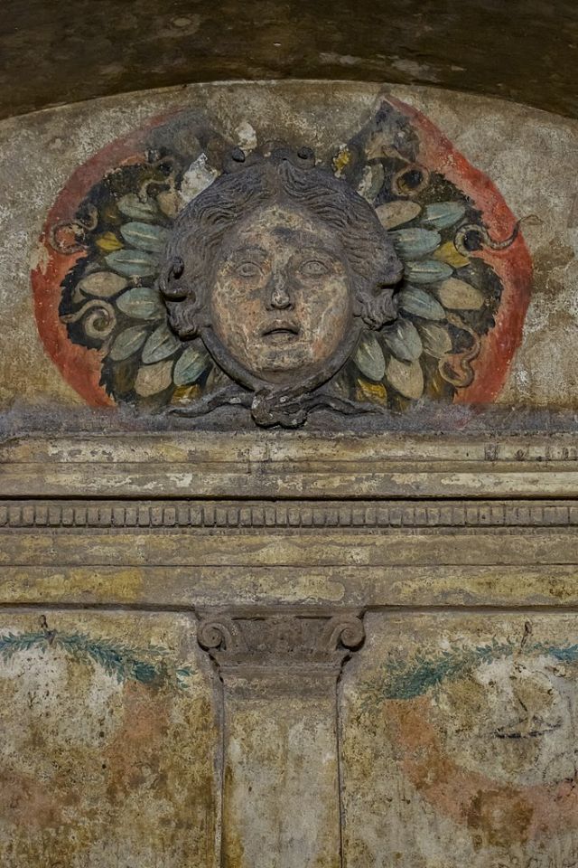 La Gorgone (Medusa) scolpita e dipinta nell'Ipogeo dei Cristallini a Napoli (400-380 avanti Cristo)