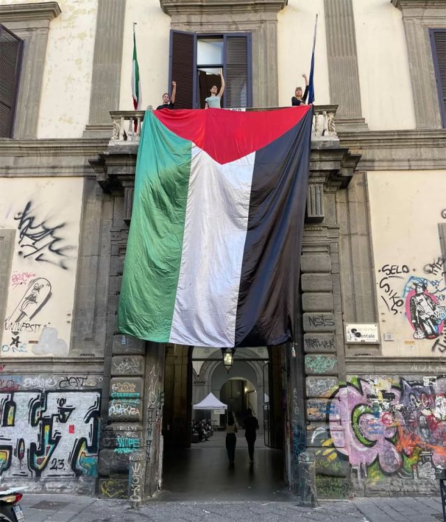 Una bandiera della Palestina esposta all’esterno della sede di Palazzo Giusso dell’Università L’Orientale di Napoli