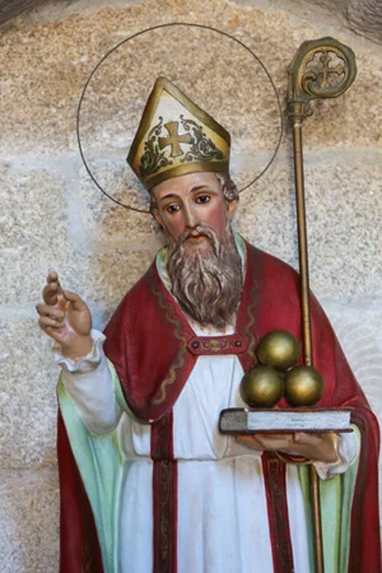 Statua di San Nicola di Bari, nella chiesa di San Francesco nel centro storico di Betanzos, Galizia, Spagna