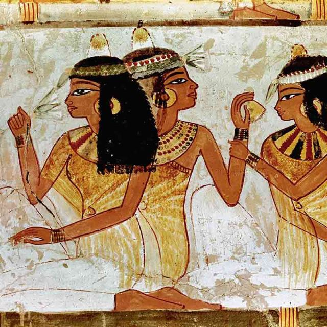Tre donne Egizie ad un banchetto con i coni di profumo sulle parrucche in un affresco nella Tomba di Nakht a Tebe